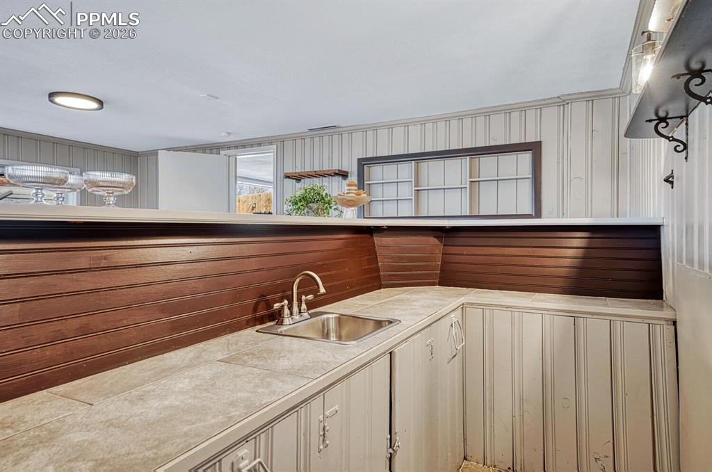 Image 38 of 50: Fun wet bar!