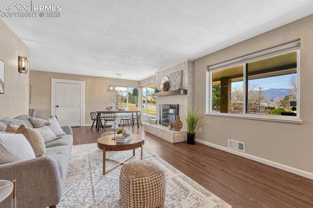 Image 4 of 50: Living Room