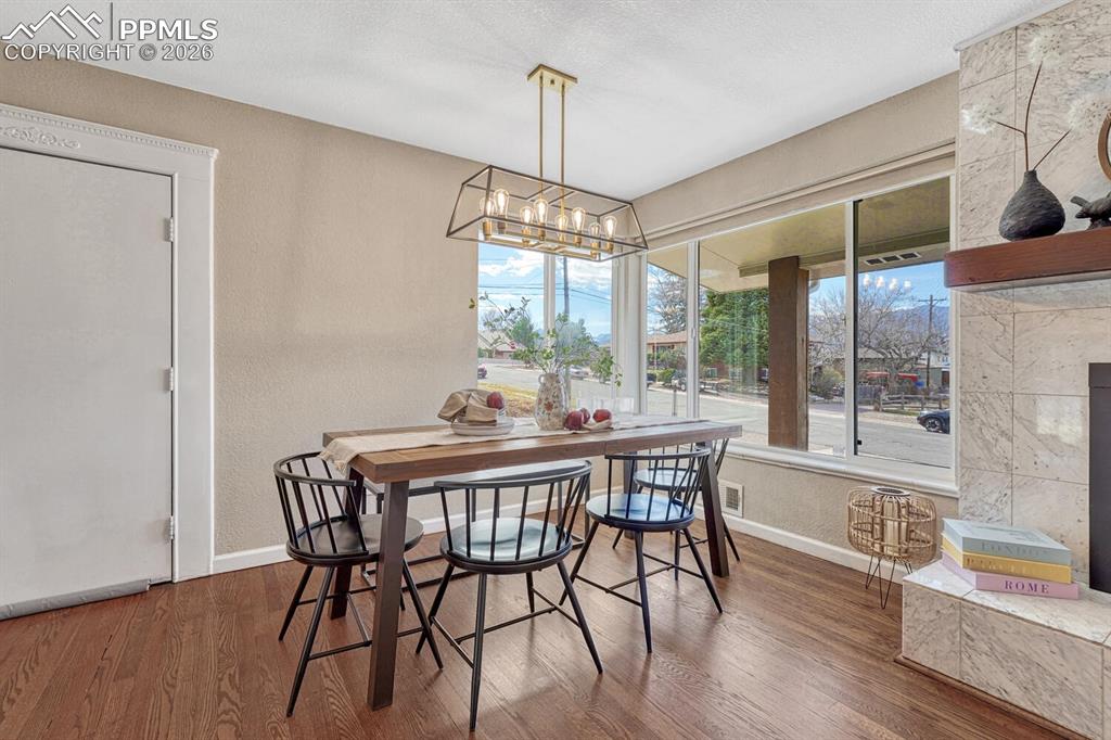 Image 5 of 50: Dining Area