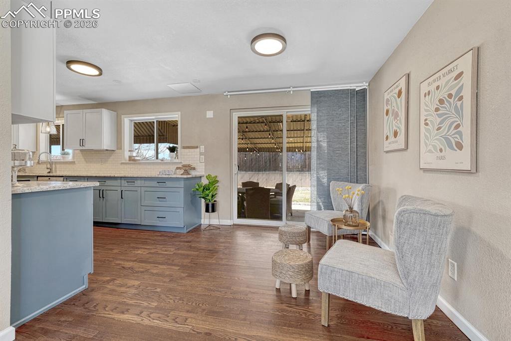 Image 7 of 50: Adorable breakfast nook.