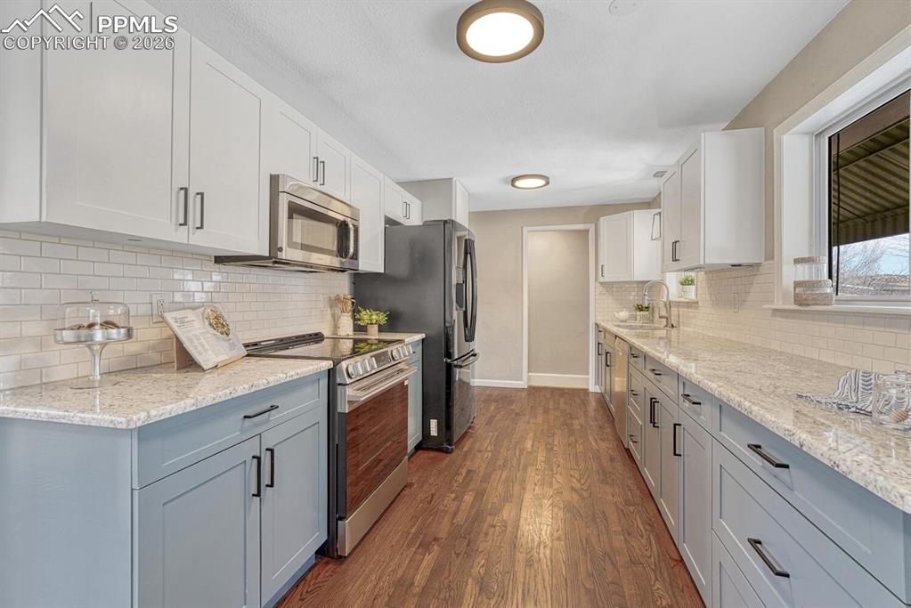 Image 8 of 50: Fully upgraded kitchen.