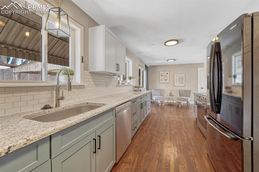 Image 9 of 50: Granite countertops.