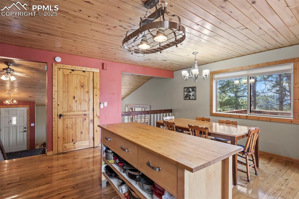 Image 10 of 44: Dining Area