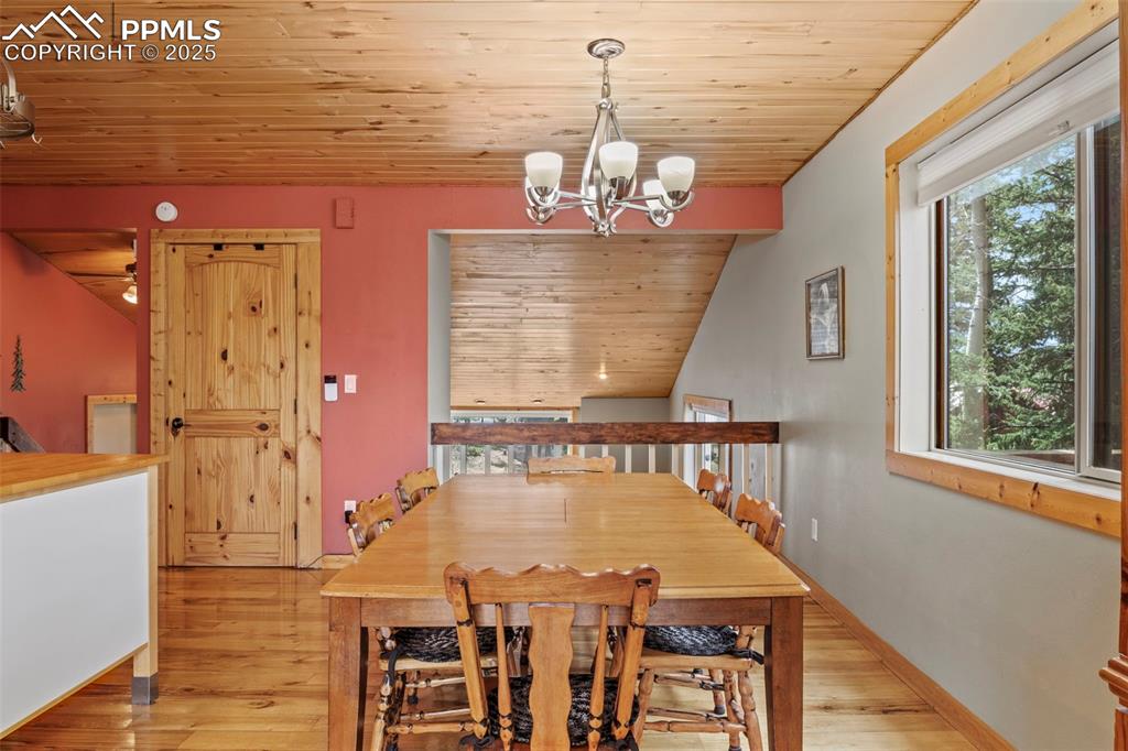 Image 11 of 44: Dining Area