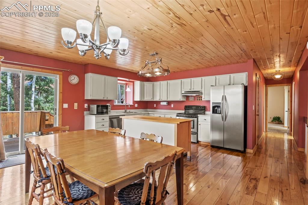 Image 12 of 44: Dining Area