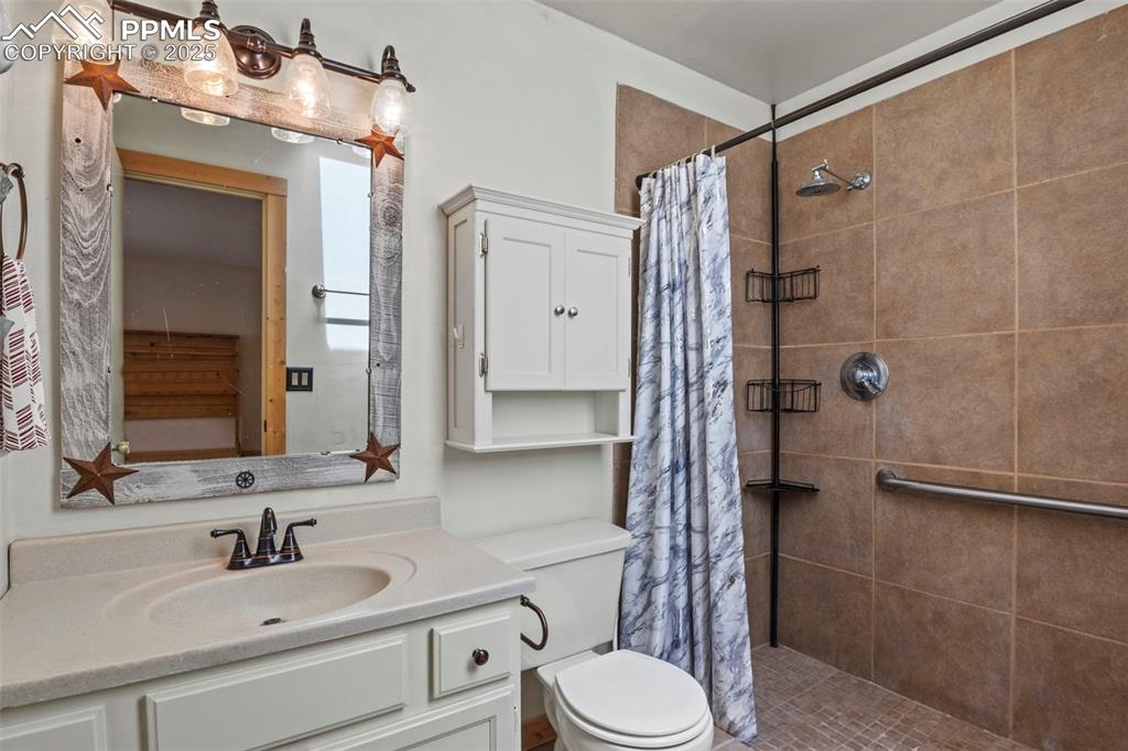 Image 15 of 44: Bathroom
