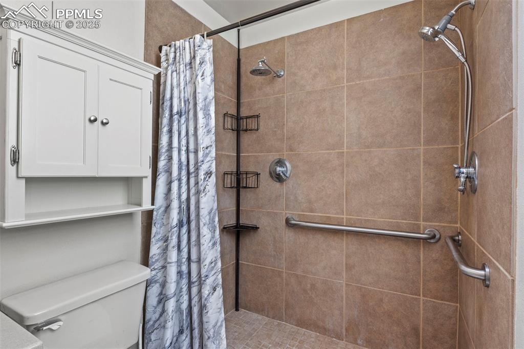 Image 16 of 44: Bathroom