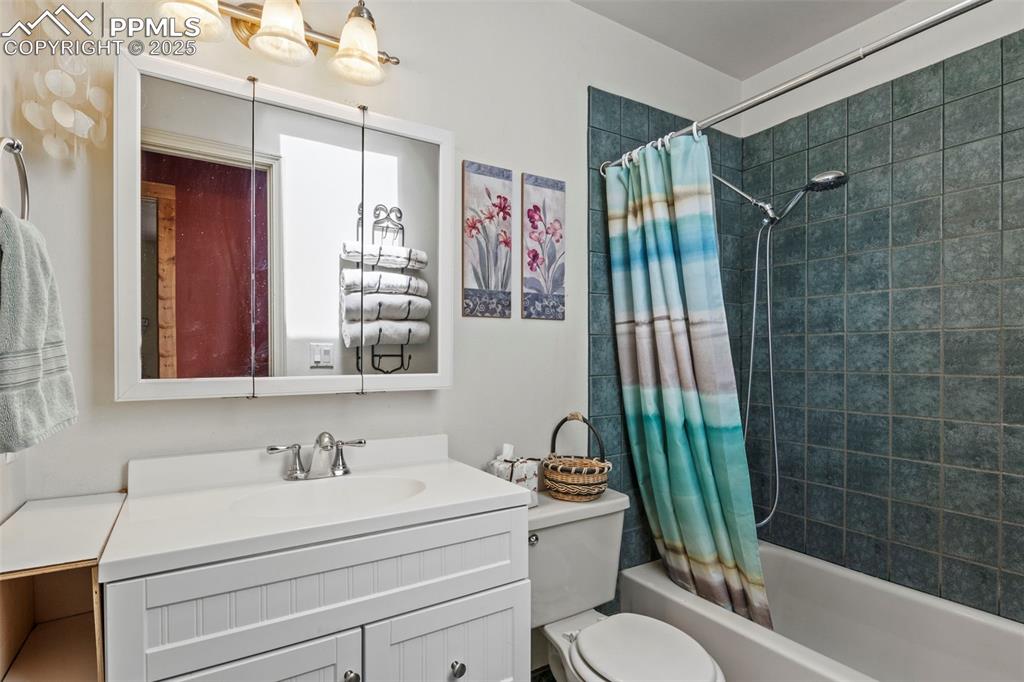 Image 18 of 44: Bathroom