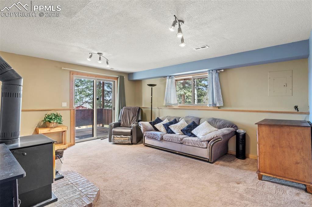 Image 19 of 44: Living Room