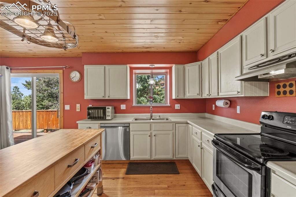 Image 8 of 44: Kitchen