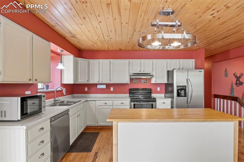 Image 9 of 44: Kitchen