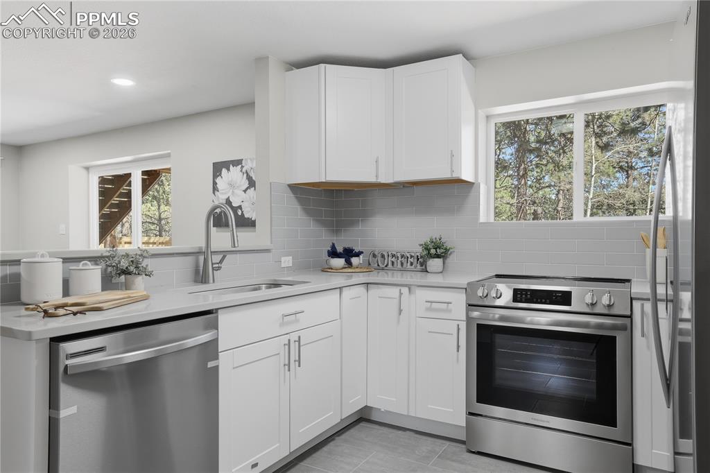 Image 10 of 38: Kitchen