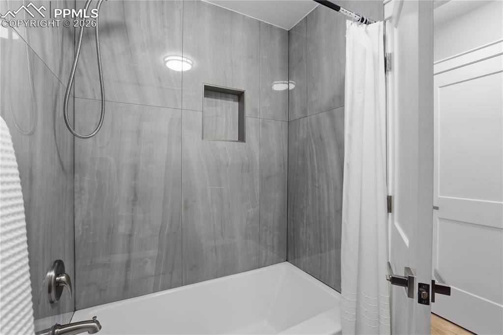 Image 19 of 38: Bathroom