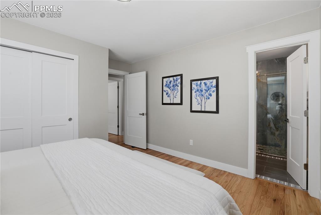 Image 23 of 38: Bathroom