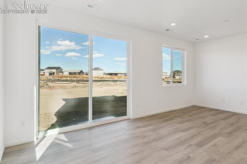 Image 6 of 16: Dining Area