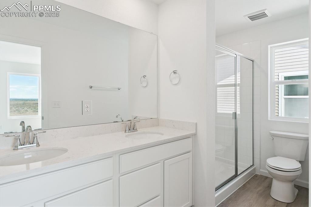 Image 8 of 16: Bathroom