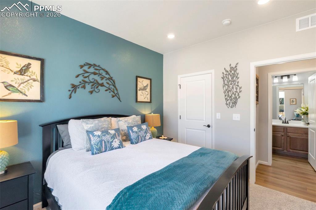 Image 15 of 27: Bedroom