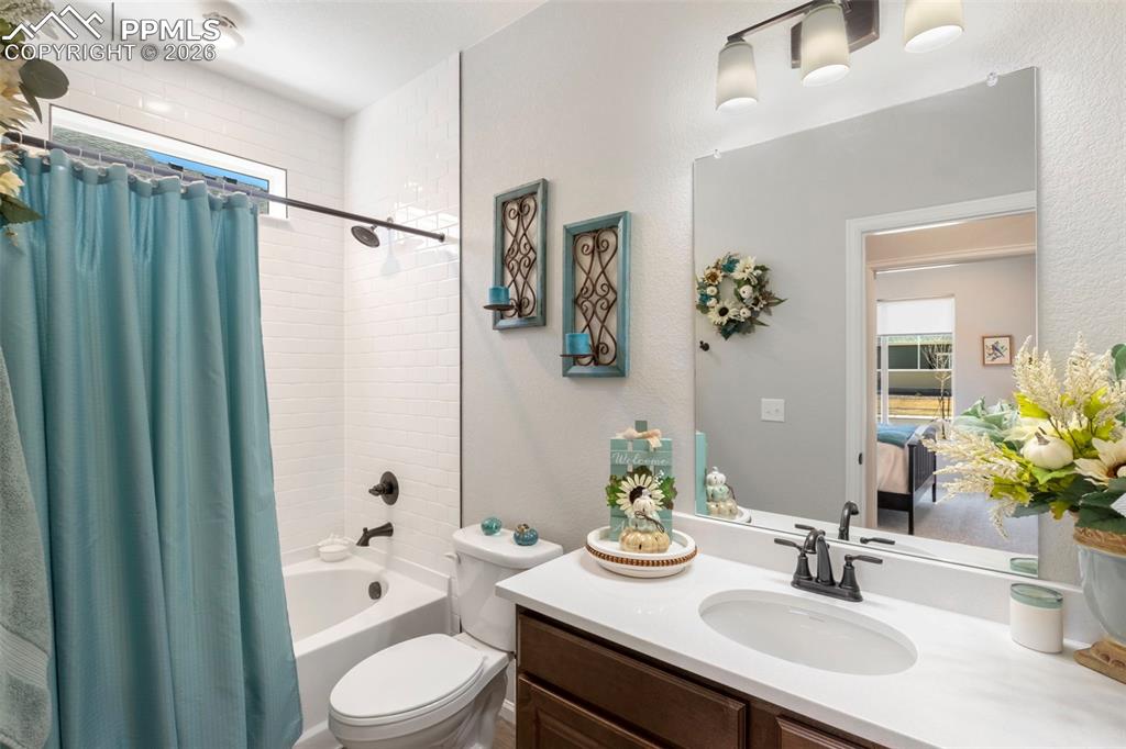 Image 16 of 27: Bathroom