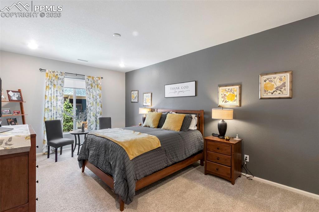 Image 17 of 27: Bedroom