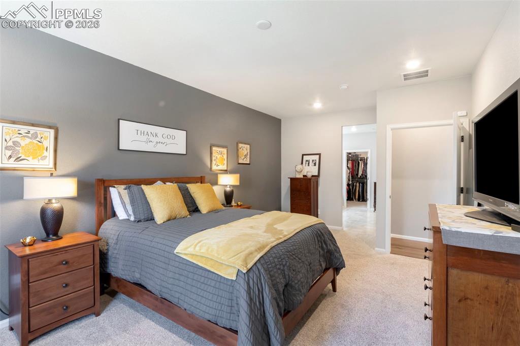 Image 18 of 27: Bedroom