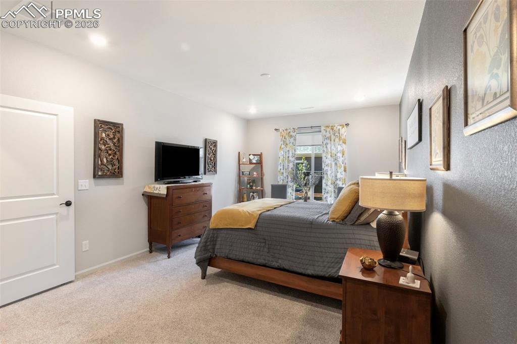 Image 19 of 27: Bedroom