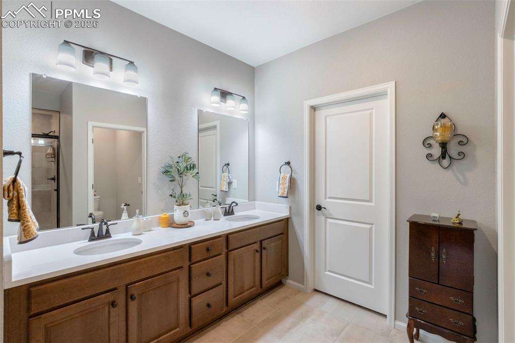 Image 20 of 27: Bathroom