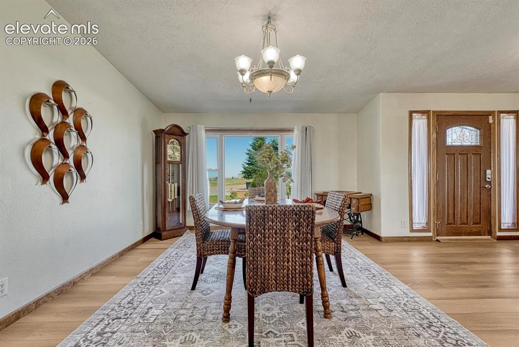 Image 11 of 50: Dining Area