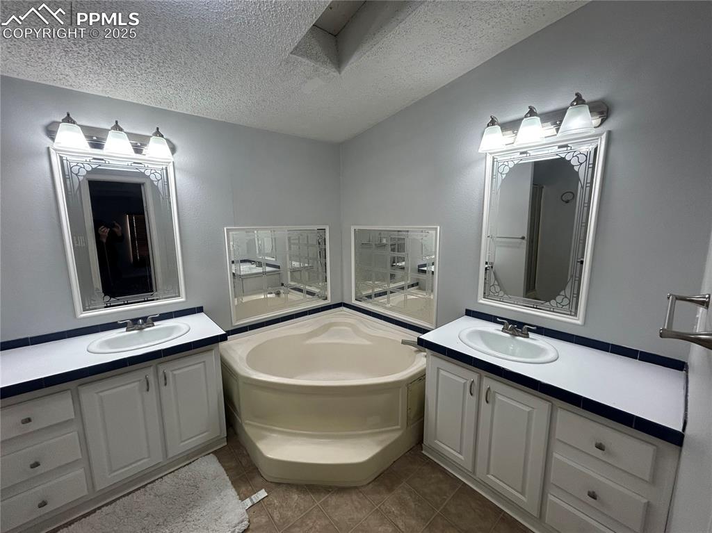 Image 12 of 26: Bathroom