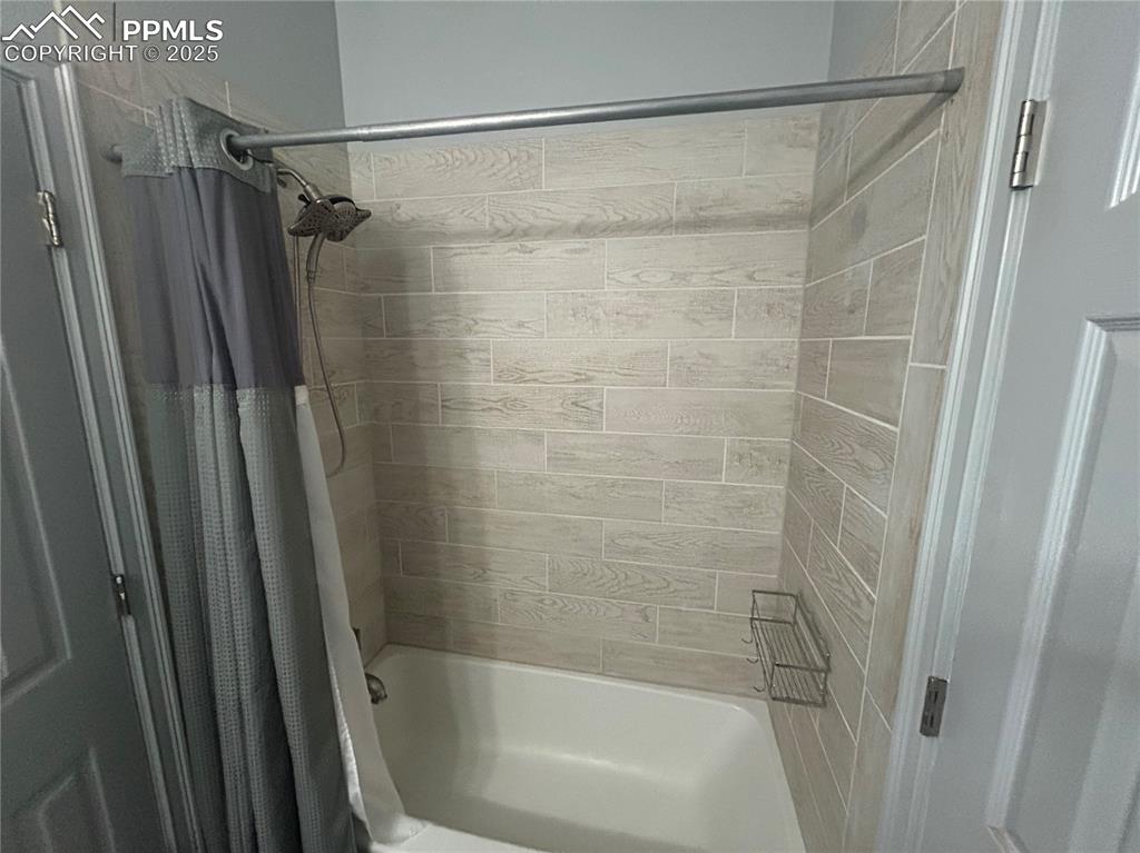 Image 16 of 26: Bathroom