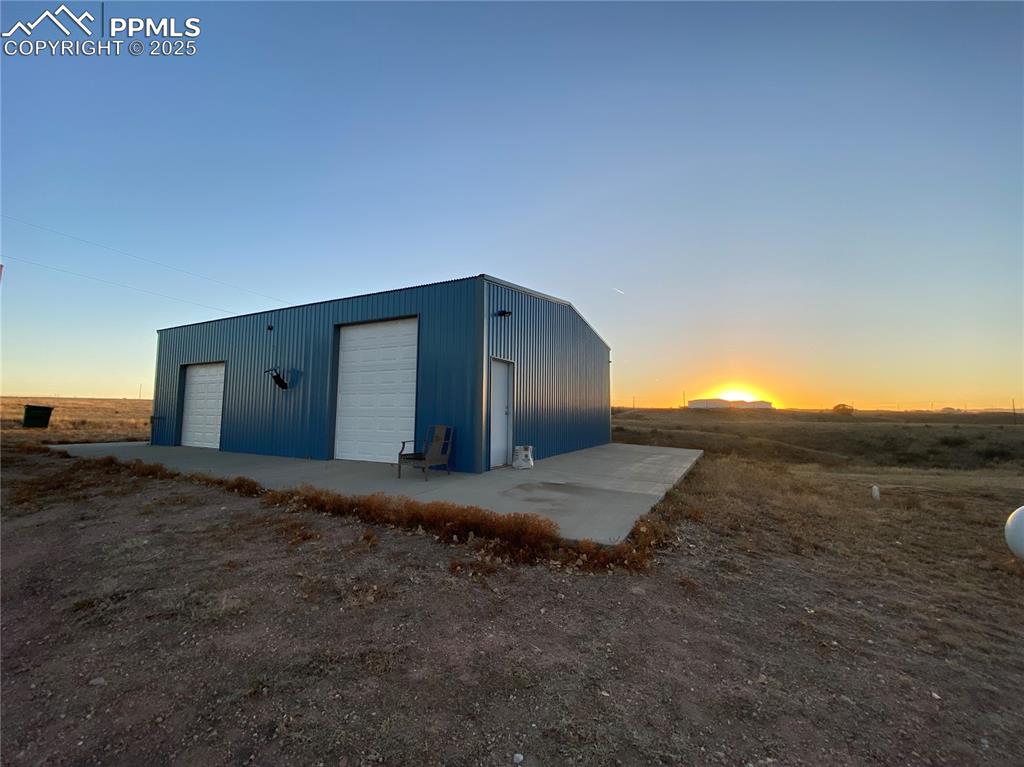 Image 21 of 26: Garage