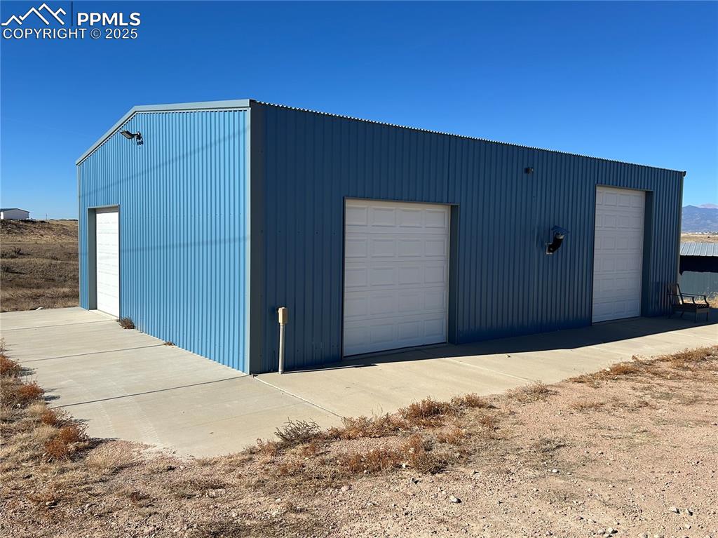 Image 23 of 26: Garage