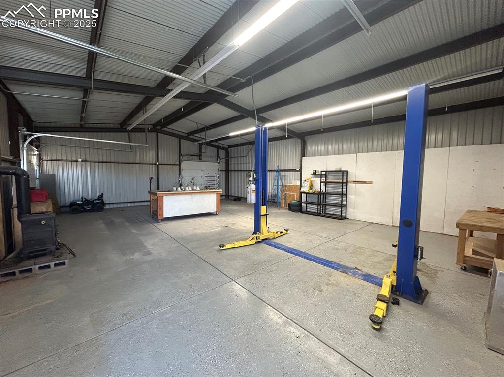 Image 24 of 26: Garage