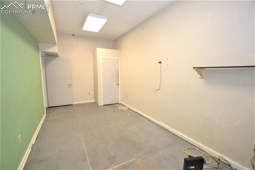 Image 11 of 12: Garage