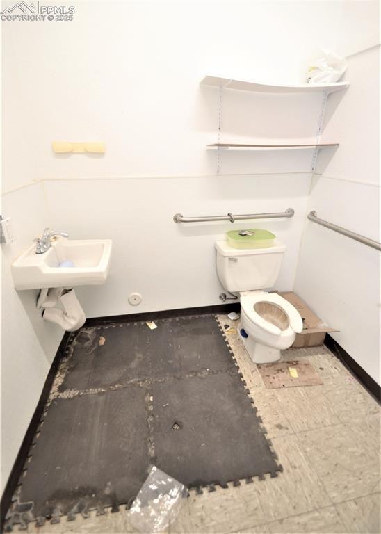 Image 12 of 12: Bathroom