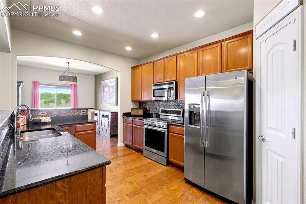 Image 15 of 43: Kitchen