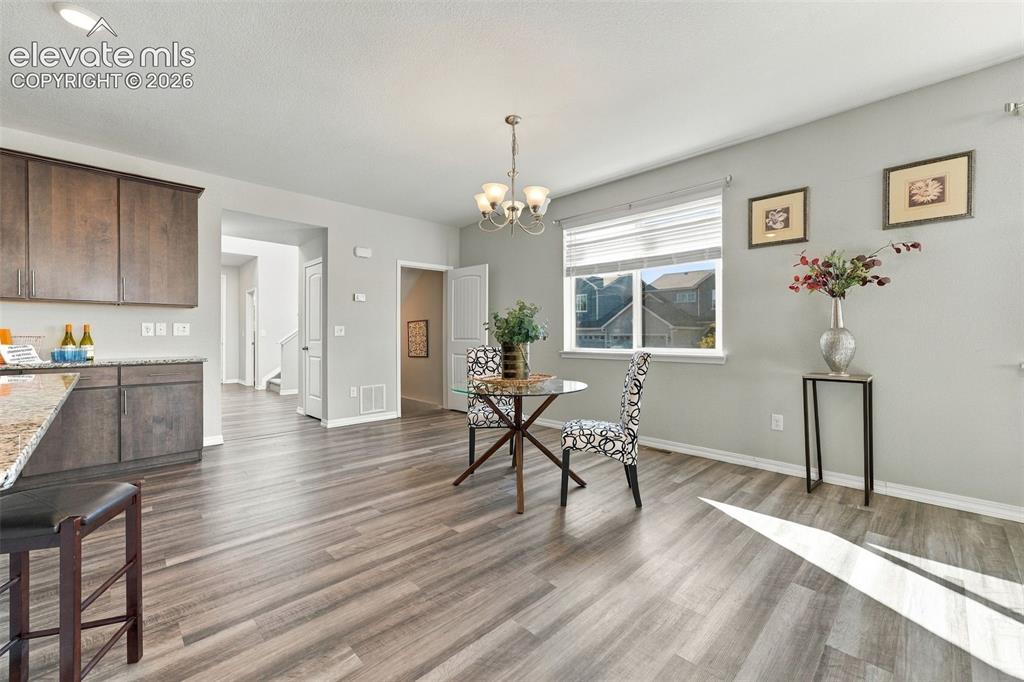 Image 11 of 50: Dining Area