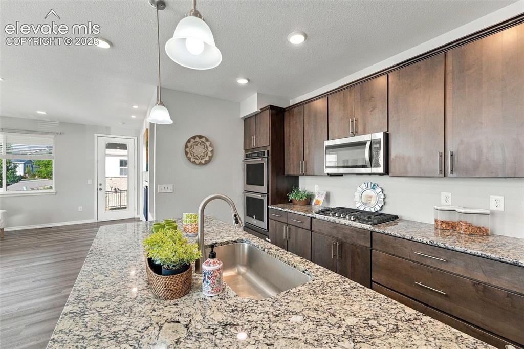 Image 16 of 50: Kitchen