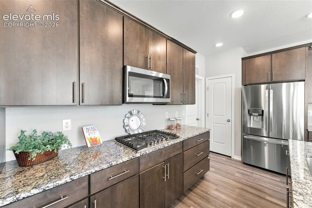 Image 17 of 50: Kitchen