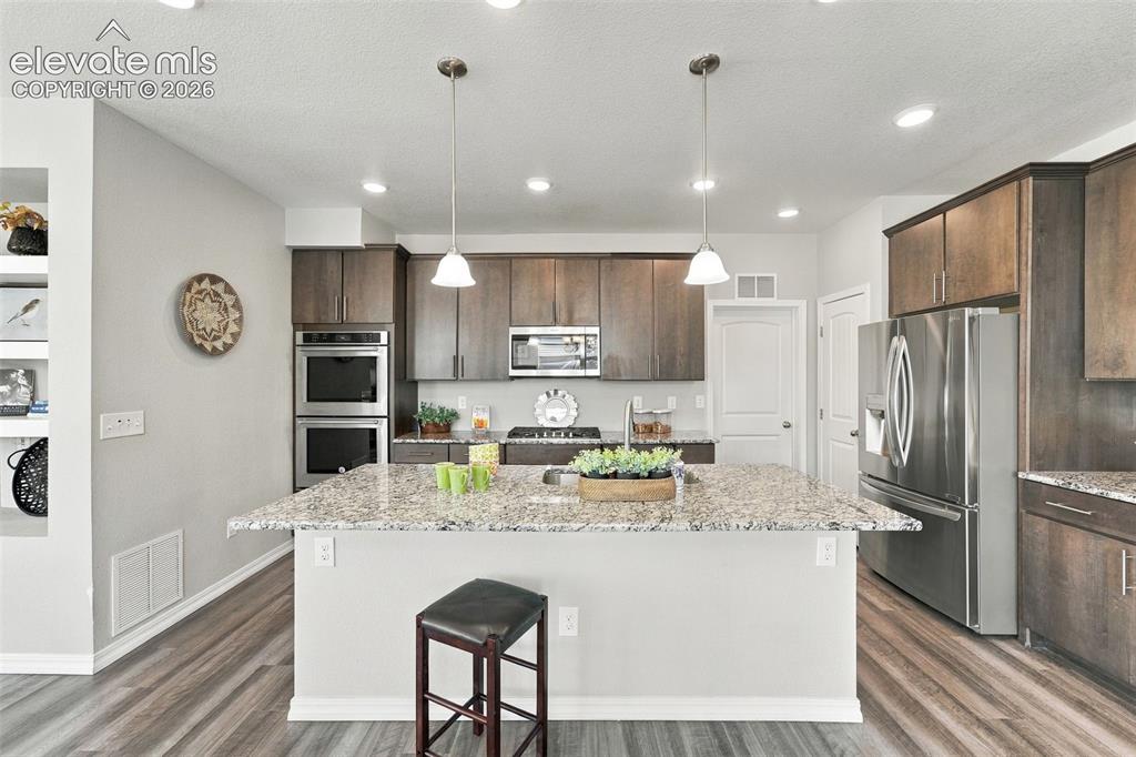 Image 18 of 50: Kitchen
