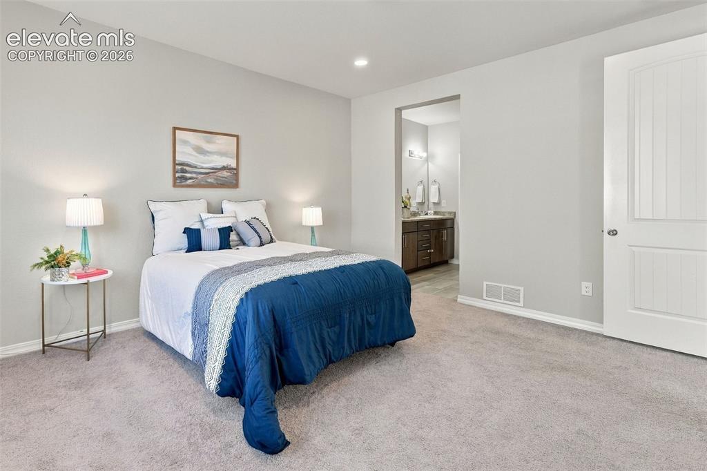 Image 19 of 50: Bedroom