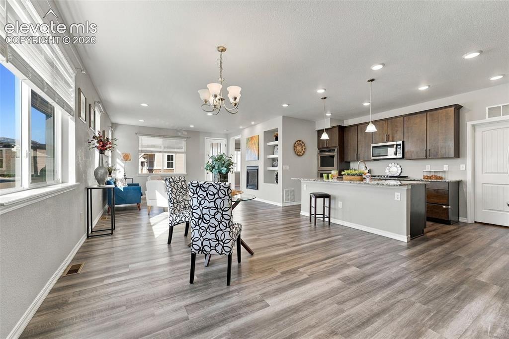 Image 9 of 50: Dining Area