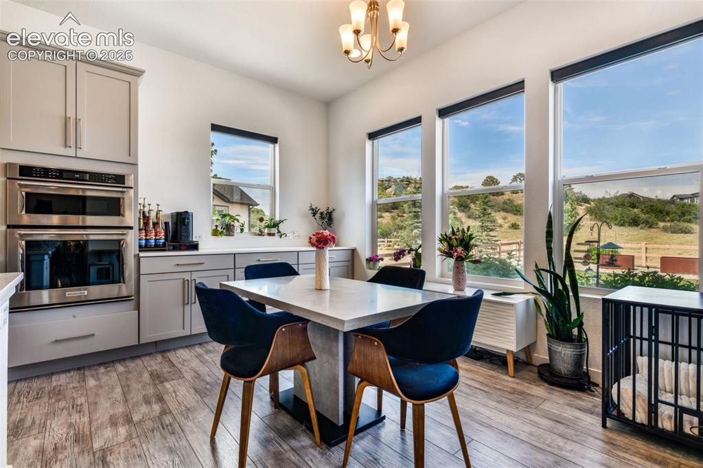 Image 10 of 50: Dining Area