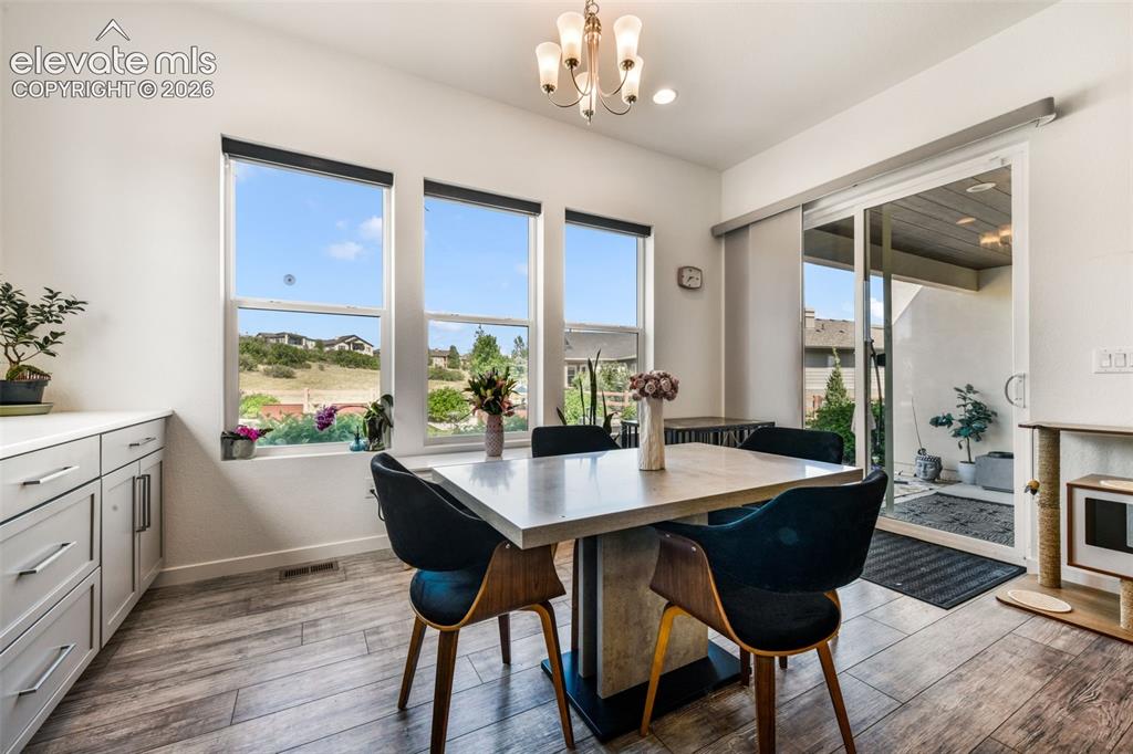 Image 11 of 50: Dining Area