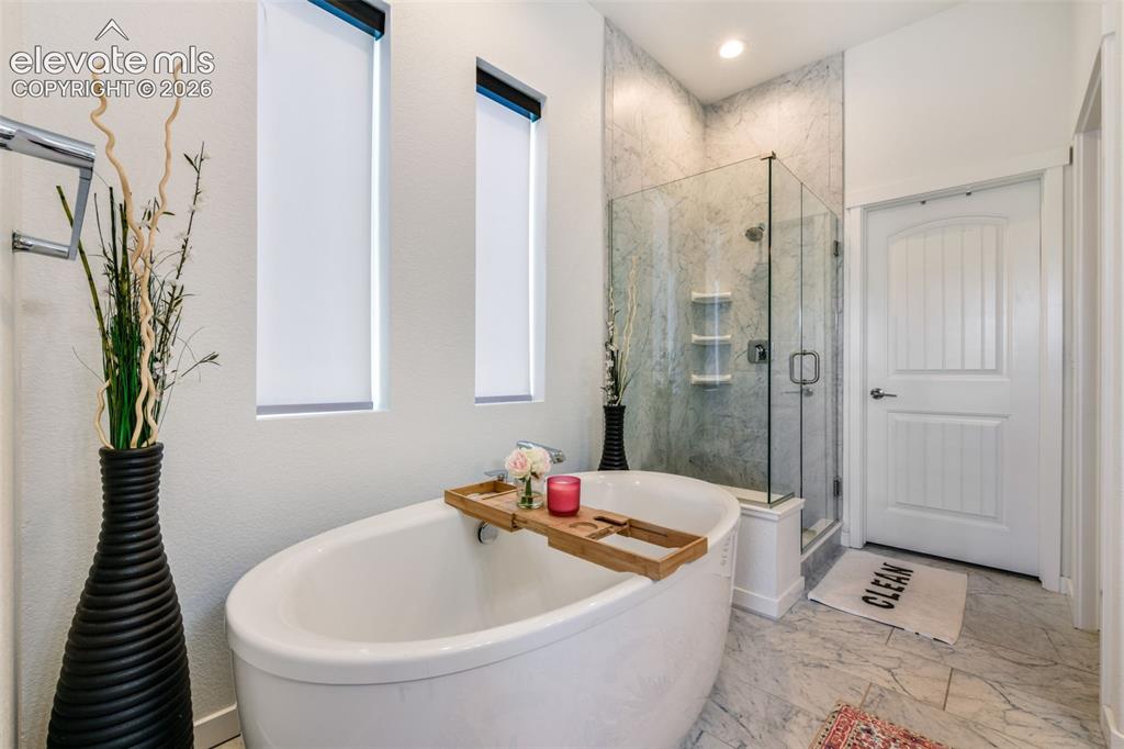 Image 19 of 50: Bathroom