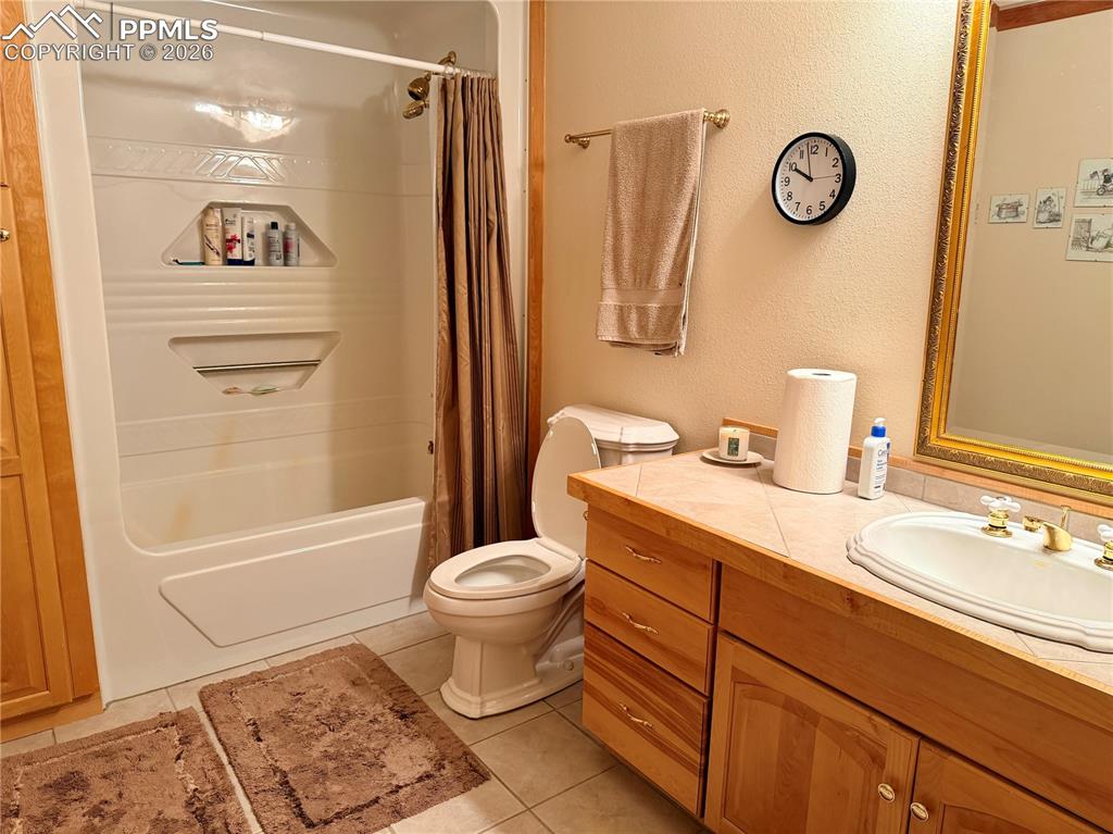 Image 19 of 49: Bathroom