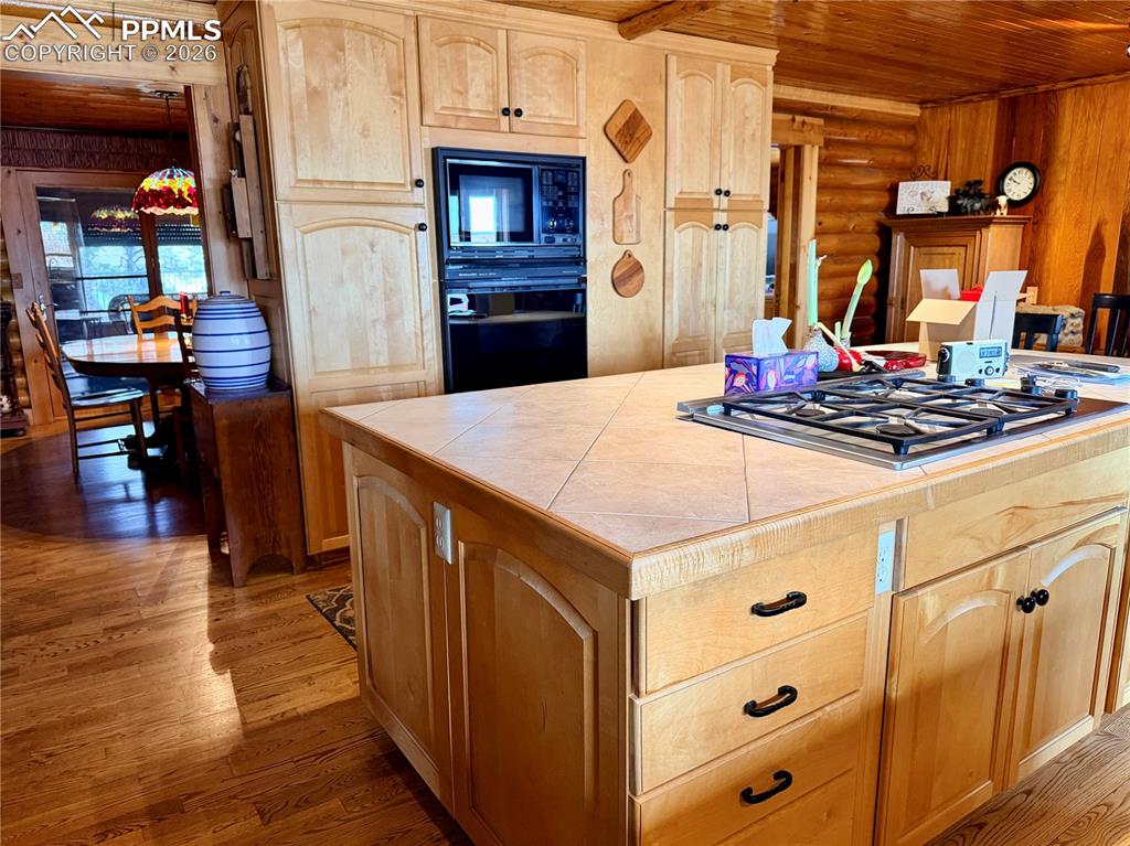 Image 9 of 49: Kitchen