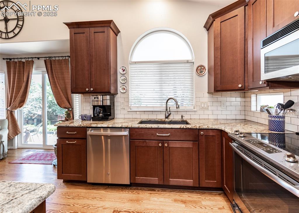 Image 14 of 47: Kitchen