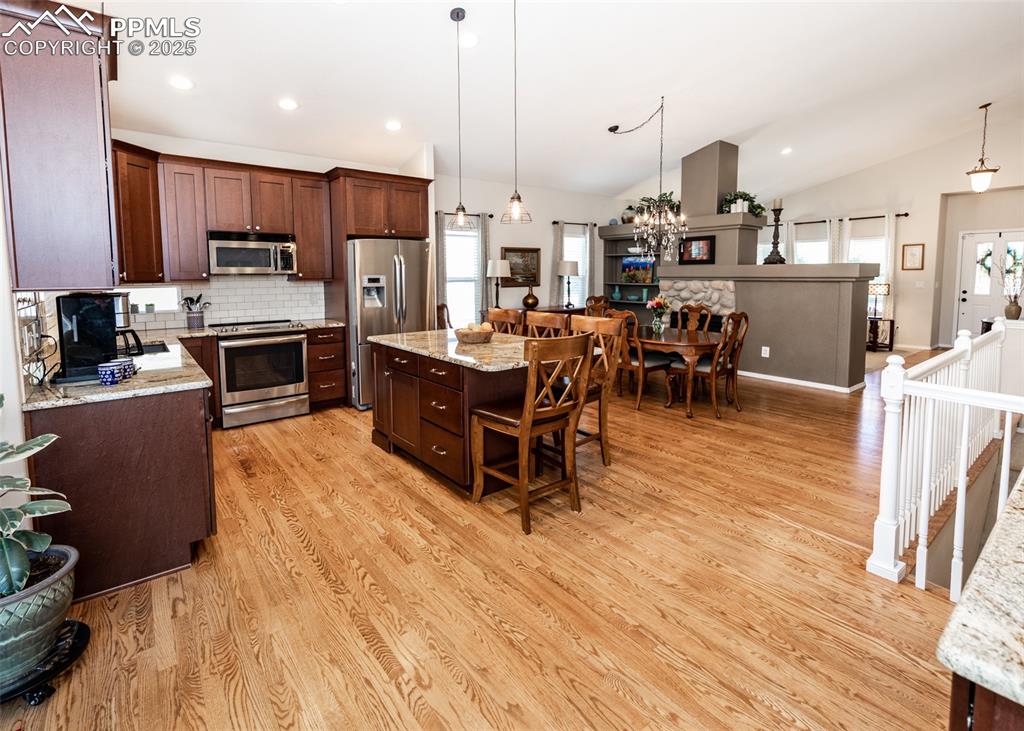 Image 17 of 47: Kitchen