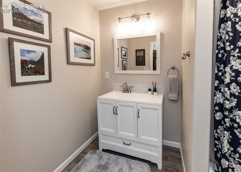 Image 41 of 47: Bathroom