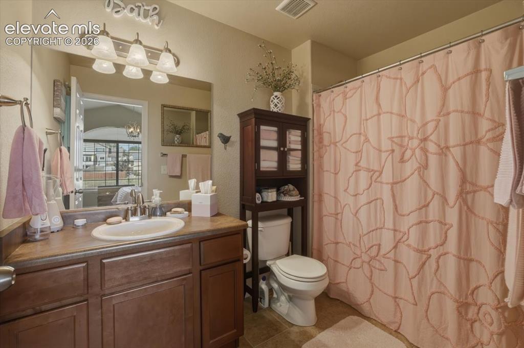 Image 34 of 47: Ensuite bathroom in 2nd bedroom.